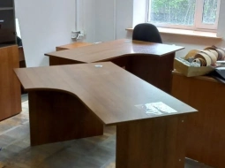 Перенесли офисную мебель